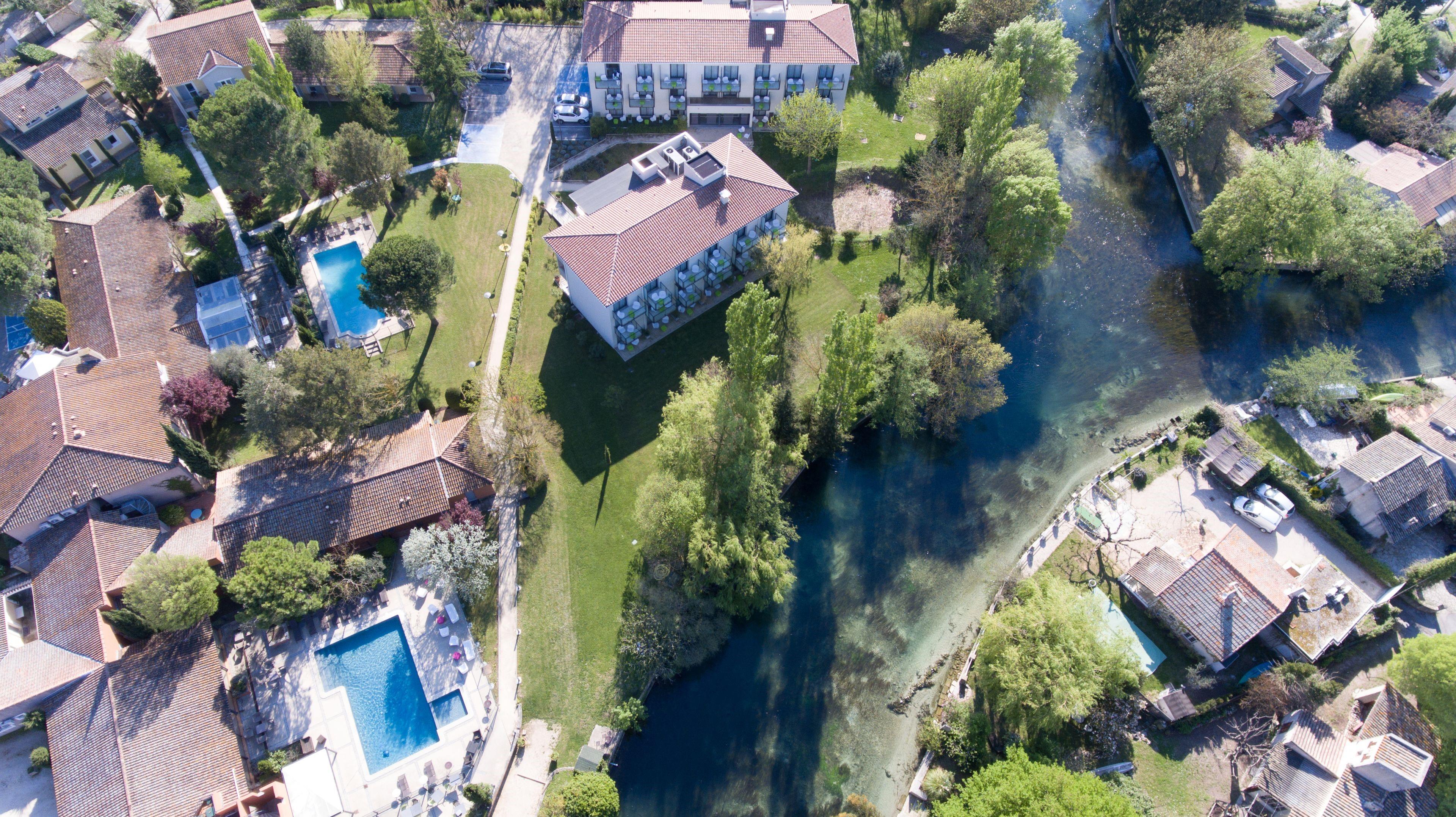 Sowell Hotels Domaine De La Petite Isle LʼIsle-sur-la-Sorgue Dış mekan fotoğraf