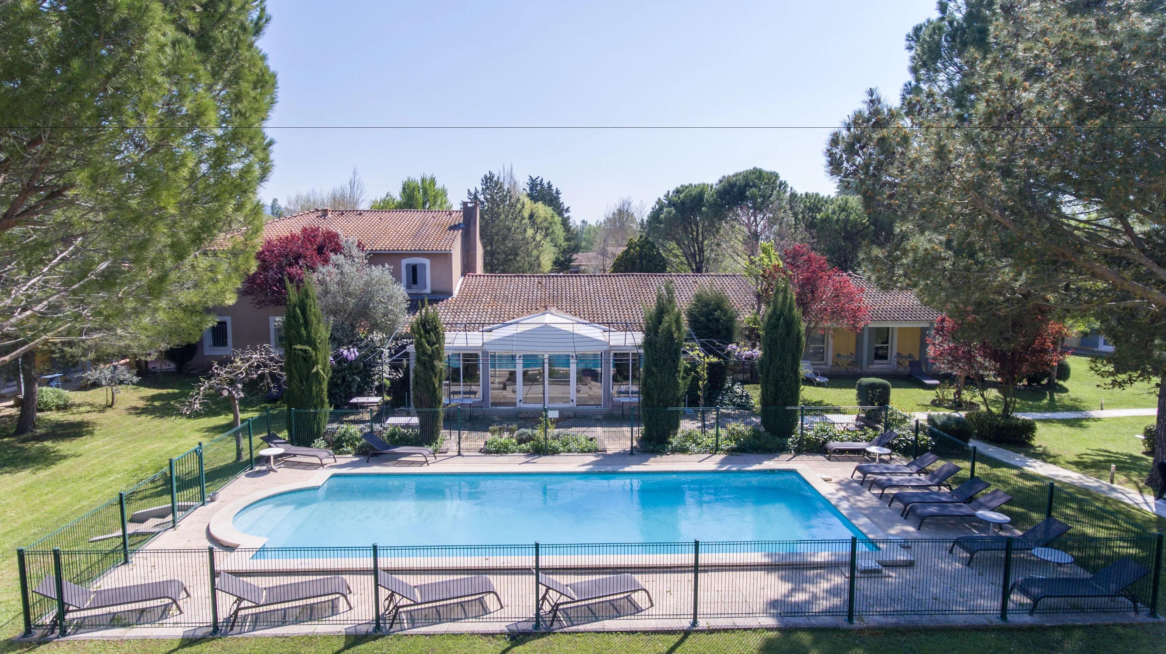 Sowell Hotels Domaine De La Petite Isle LʼIsle-sur-la-Sorgue Dış mekan fotoğraf